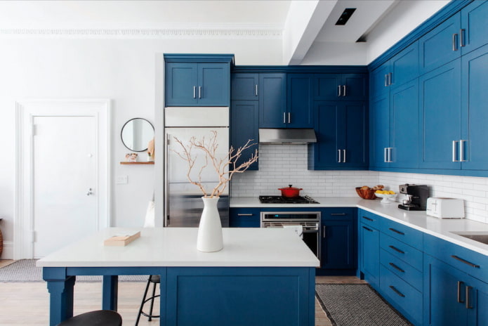 sininen ja valkoinen keittiön sisustus