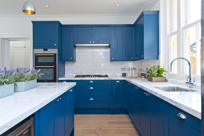 μπλε και άσπρο εσωτερικό της κουζίνας