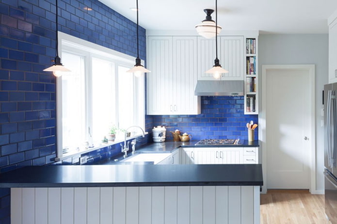 interior azul e branco da cozinha