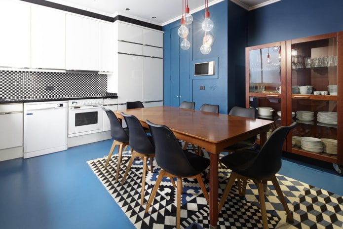 blå spiseplass på kjøkkenet