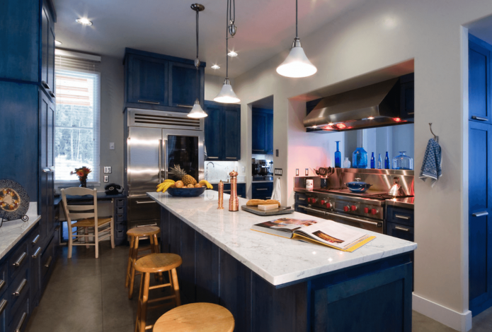 modrá kuchynská pracovná plocha
