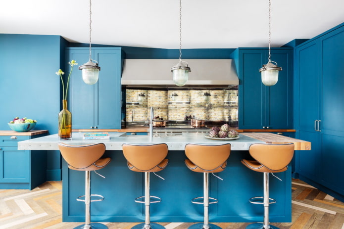 dekoras ir apšvietimas virtuvės interjere mėlynais tonais