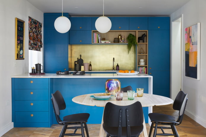 indretning og belysning i det indre af køkkenet i blå toner