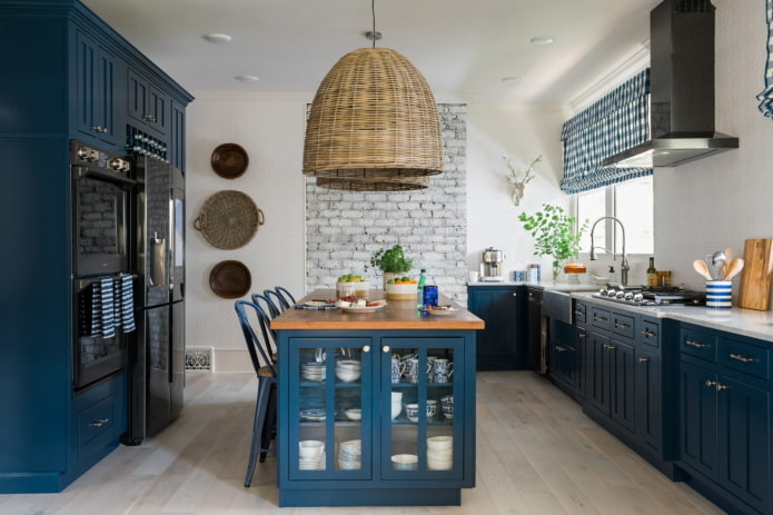dekors un apgaismojums virtuves interjerā zilos toņos
