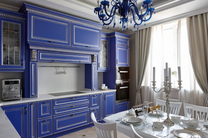 klasiskā stila virtuve zilā krāsā
