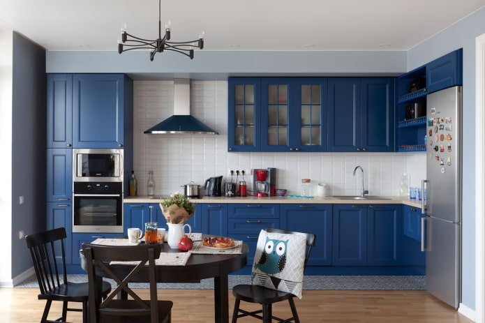 blå spiseplads i køkkenet
