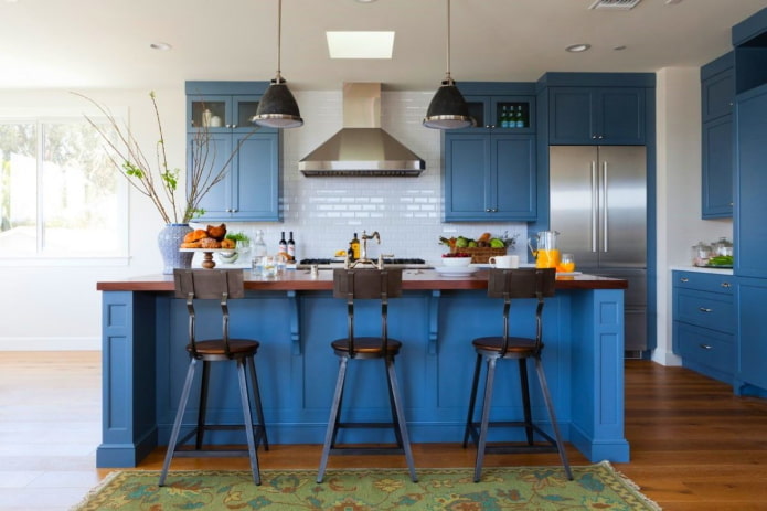 Blaue Küche im skandinavischen Stil