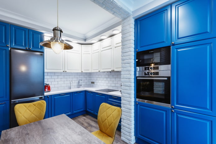 bucătărie albastră în stil mansardă