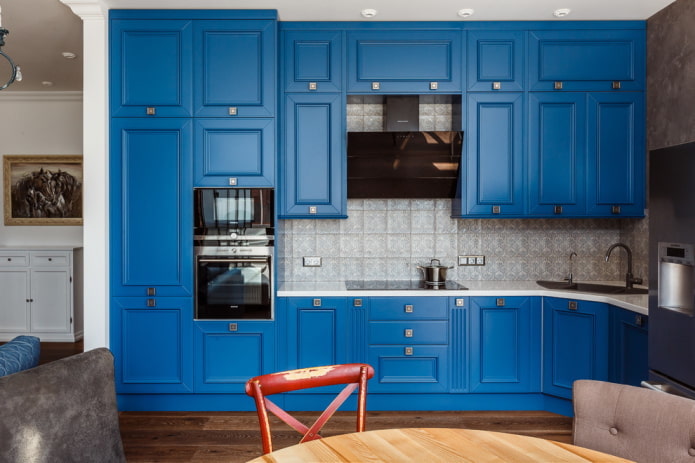 neoklasicistinė mėlyna virtuvė