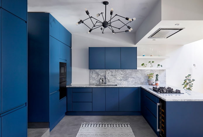 niebieskie wnętrze kuchni