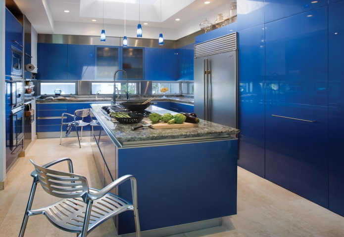 plava unutrašnjost kuhinje