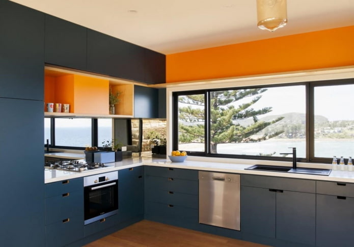 modrý interiér kuchyně s jasnými akcenty