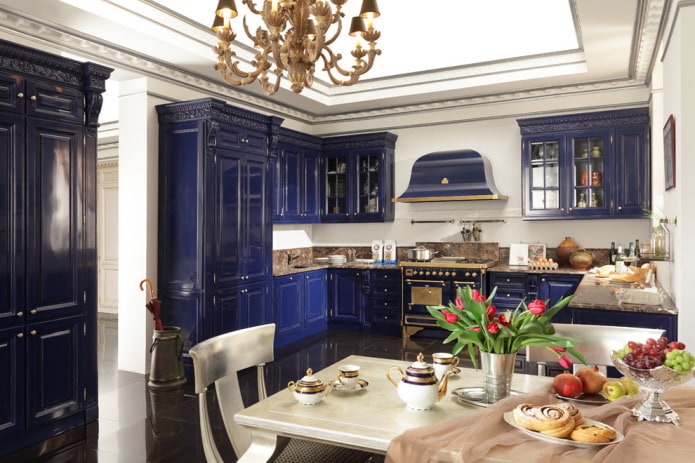 cuina d'estil clàssic en blau