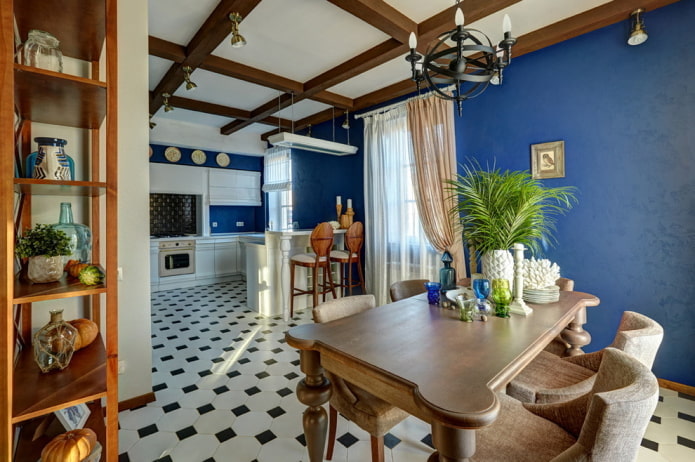 Decoración e iluminación en el interior de la cocina en tonos azules.