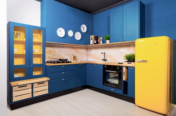 μπλε εσωτερική κουζίνα με έντονες προεκτάσεις
