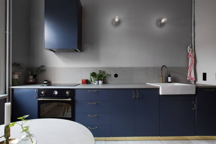 pelēks-zils virtuves interjers