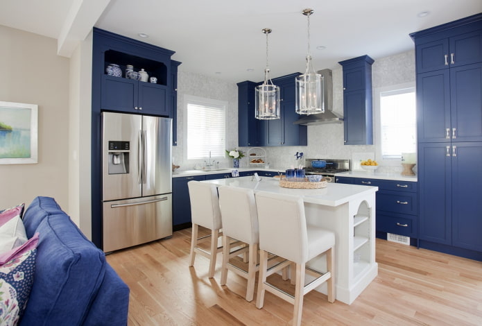 electrodomésticos en el interior de la cocina en tonos azules