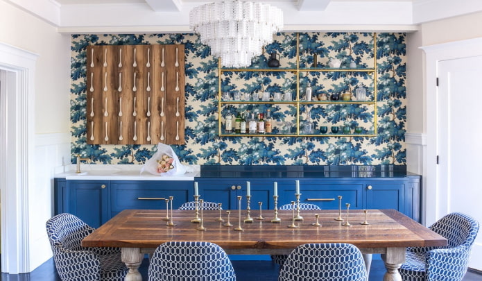 tapeta we wnętrzu kuchni w odcieniach niebieskiego