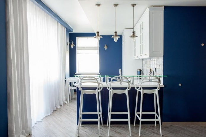 tekstilė virtuvės interjere mėlynais tonais