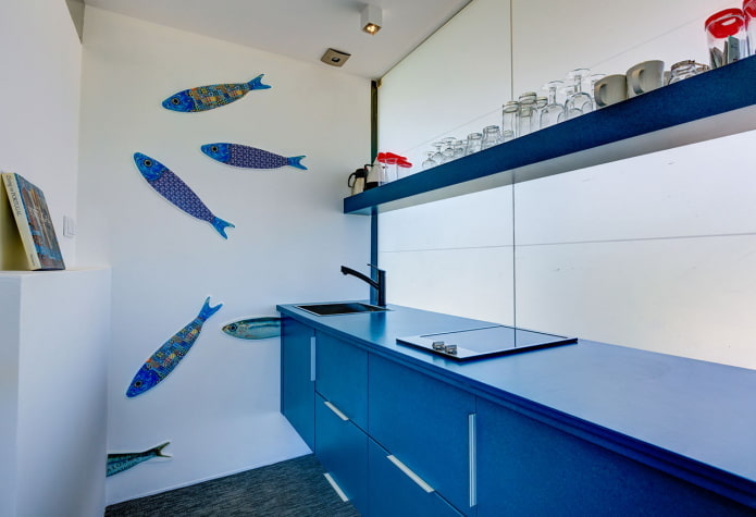 papel de parede no interior da cozinha em tons de azul