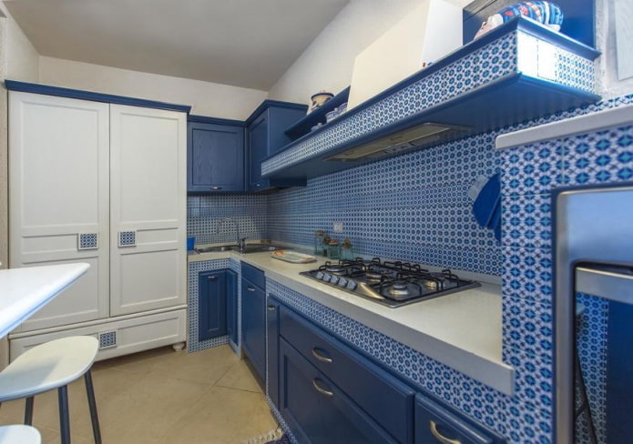 lagringssystemer i det indre av kjøkkenet i blå toner