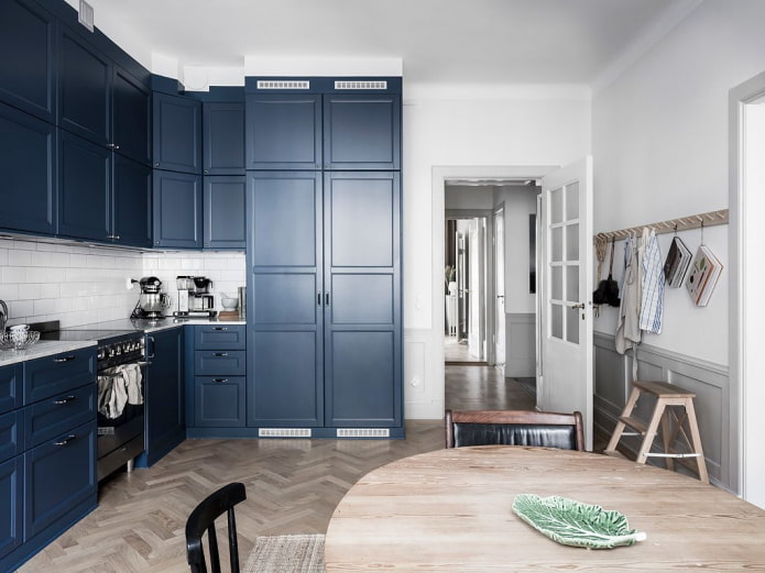 Skandinaviško stiliaus mėlyna virtuvė