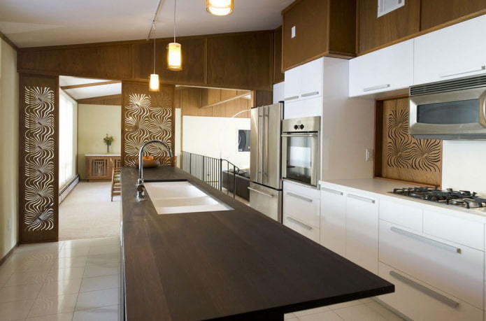 ein Set im Inneren der Küche im Stil der Moderne