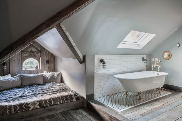 חדר שינה קטן עם חדר אמבטיה בעליית הגג