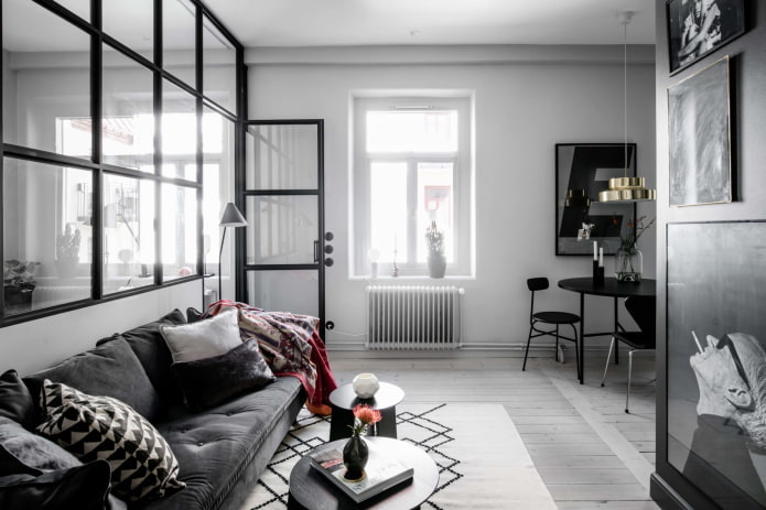crna i bijela dnevna soba skandinavskog stila