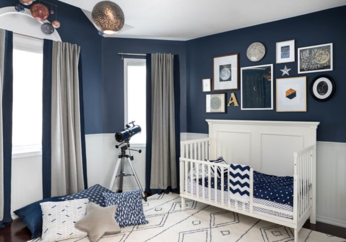interior azul e branco de um quarto infantil