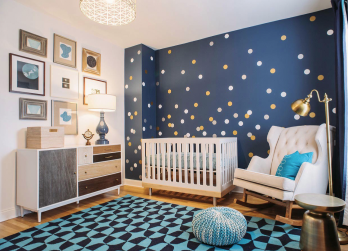 intérieur bleu et blanc d'une chambre d'enfant