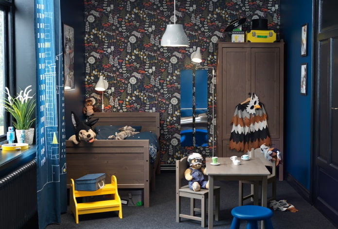 interior marró-blau d’una habitació infantil