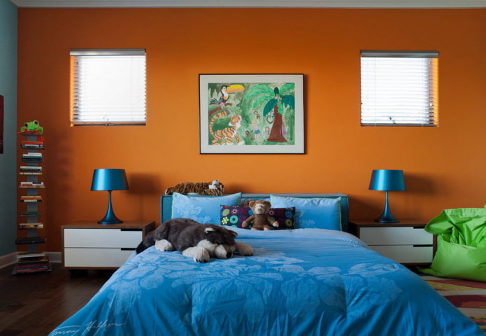 intérieur bleu-orange d'une chambre d'enfant