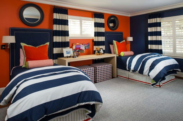 interior azul-naranja de una habitación infantil