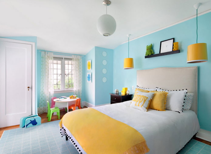 interior amarillo-azul de la habitación infantil