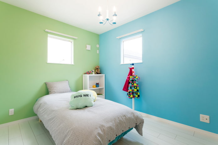 interior verde-azul de una habitación infantil