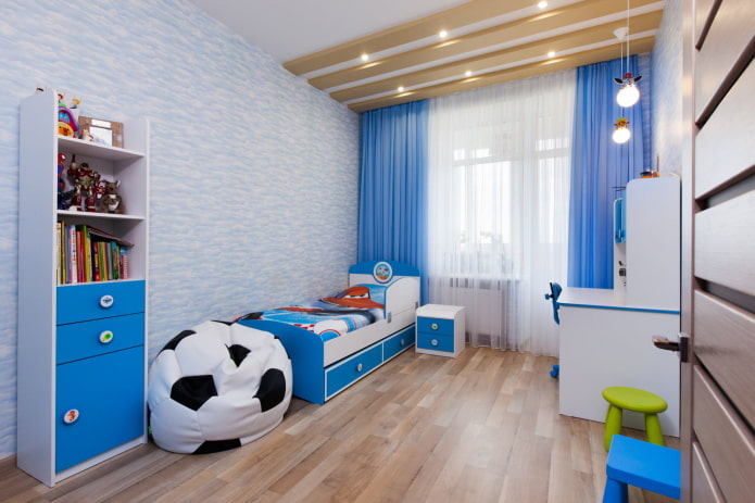 nábytok v interiéri škôlky v modrých odtieňoch