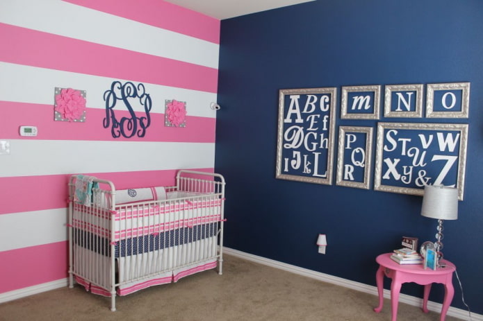 interior albastru-roz al unei camere pentru copii