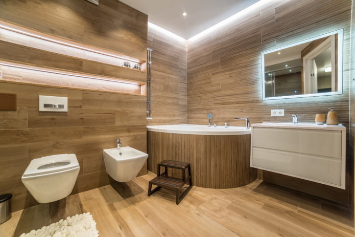 plašas vannas istabas interjers ar stūra akrila trauku