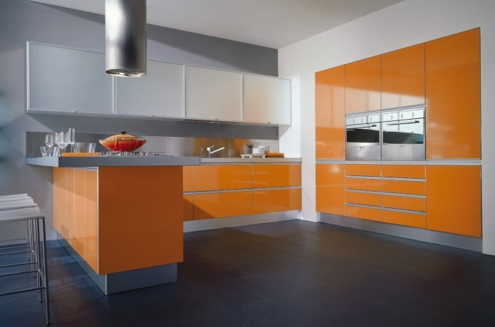 εσωτερικό κουζίνα σε γκρι-πορτοκαλί τόνους