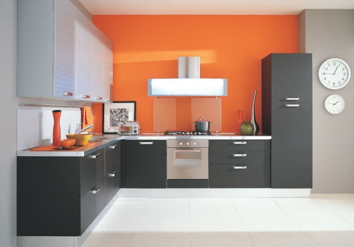 interiorul bucătăriei în tonuri de gri-portocaliu