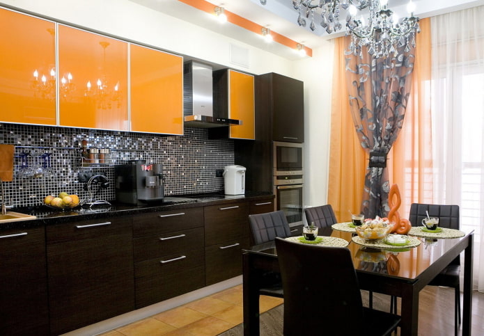 svart og oransje kjøkkeninnredning