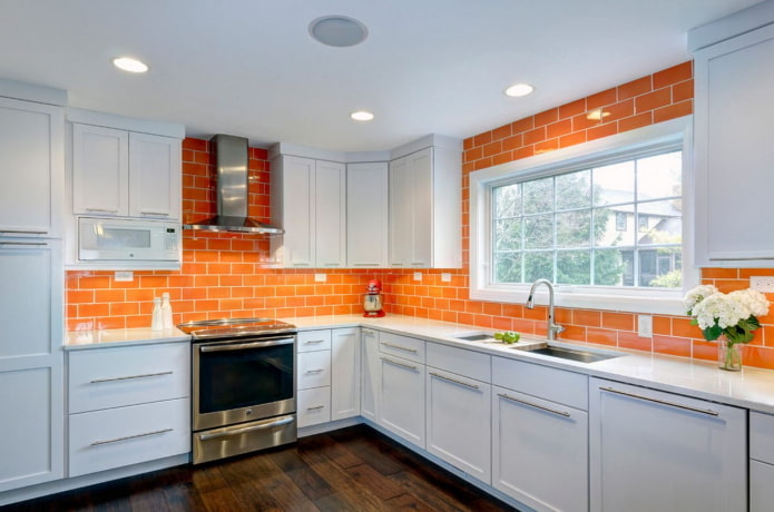 oranžinės ir baltos spalvos virtuvės interjeras