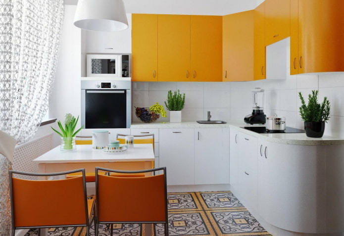 oranža un balta virtuves interjers