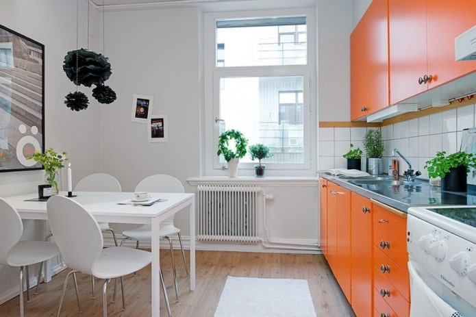 การตกแต่งภายในห้องครัวสีส้มและสีขาว