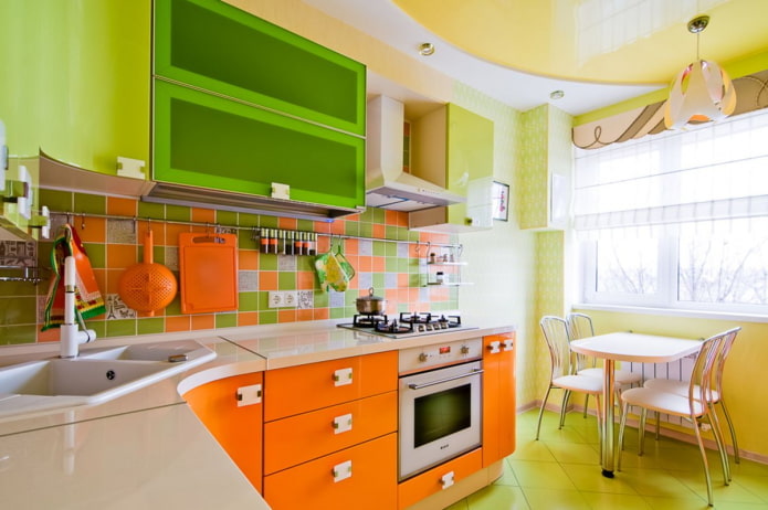oranžinės-žalios spalvos virtuvės interjeras