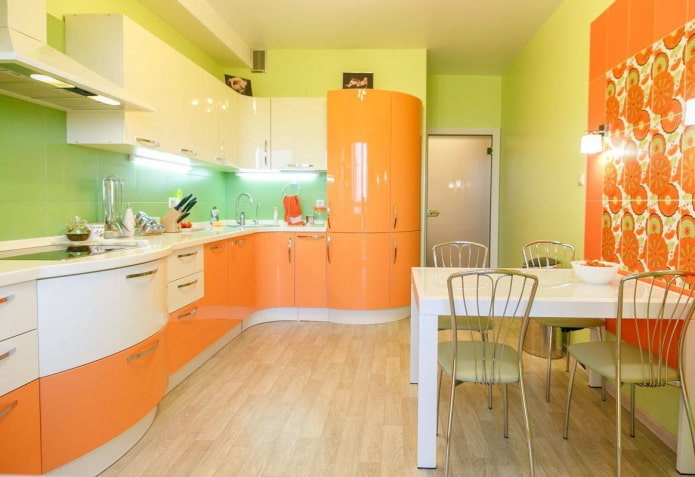 virtuves interjers oranži zaļos toņos