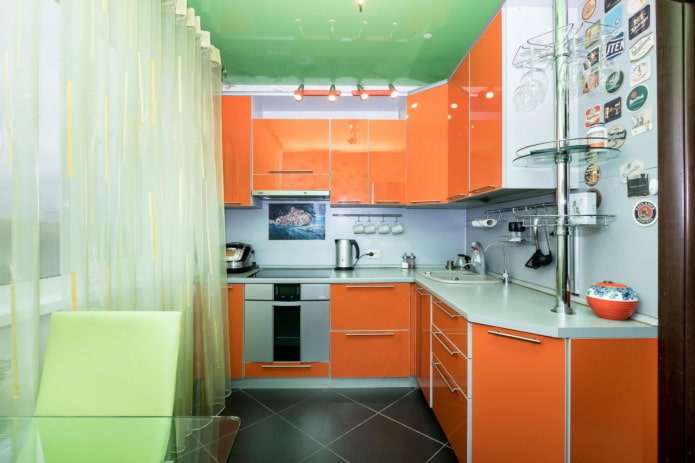 εσωτερικό της κουζίνας σε πορτοκαλί-πράσινους τόνους