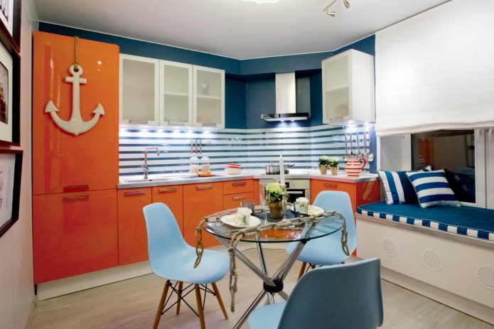 oranžově modrý interiér kuchyně