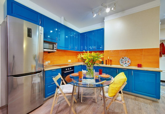 oranžový a modrý interiér kuchyne